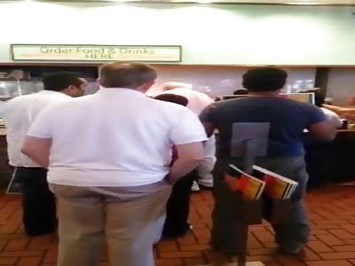 Black Girls Starts Fighting With Restaurant Workers Over a Messed Up Orders