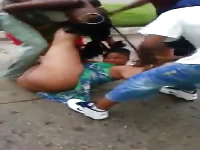 Cat Fight Between Hood Rats Leaves One Woman Completely Naked