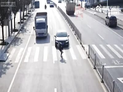 China: Car vs Pedestrian