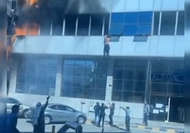 Saudi Arabia: Rescue of a man in a massive fire in Khobar