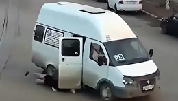 A woman fell out of a minibus in Volgograd