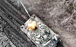 UA drone drops multiple grenades onto a RU tank