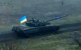 Ukrainian tank attacking a RU trench at close range