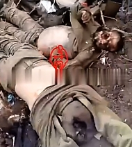 UA soldiers remove killed comrades from trench following shelling