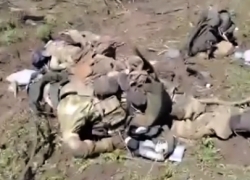 A UAF soldier comes across a small group of RU KIA