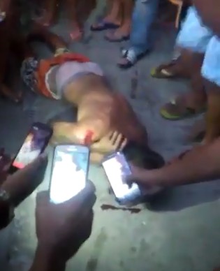 Furious Mob Kills Thief and Everybody Wants to Film His Disgrace