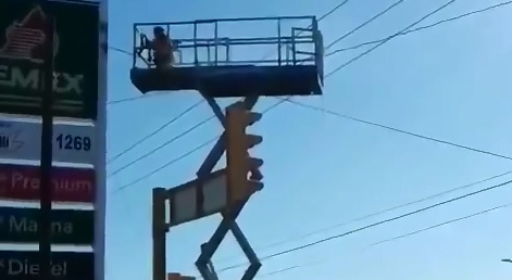 Worker being Continuously Electrocuted on Scissor Lift has No Idea how to Stop It 