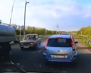 Do you think this Guy still has his Head..Fatal Rear End Accident caught on Camera 