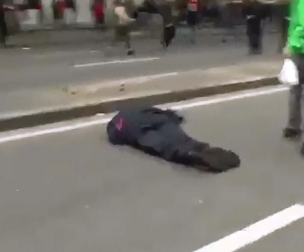 Cop gets KO'ed by Protestor in Brussels