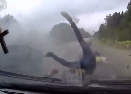 Amazing Dashcam Captures Passengers Flying out of Car to their Death 