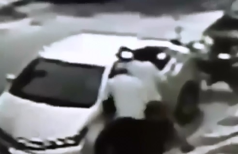 Victim Wakes Up and Kills Thief trying to Rob Him in Car 