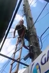 People try to Help Man being Electrocuted on Power Lines 
