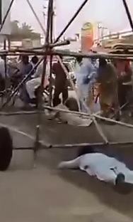 People try in Vain to Help a Man being Electrocuted in Scaffolding Accident 