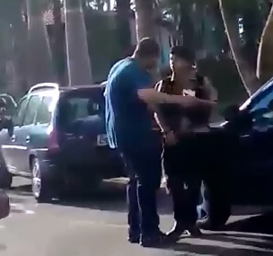 Man kicks Police Woman in the Face..Caught on Video, Brazil (Better Quality) 