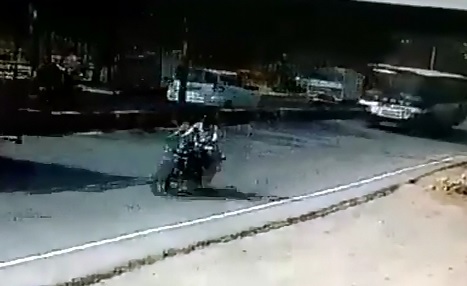 Man Falls from his Bike and is Crushed to Death by Truck 