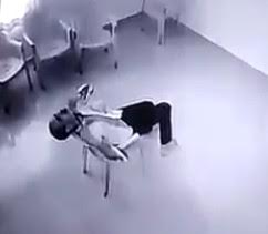 Man commits suicide using a small saw - cctv