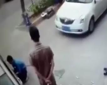 Idiot driver crushes worker - cctv