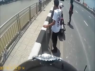 Dashcam catches Man's Suicide from Bridge 