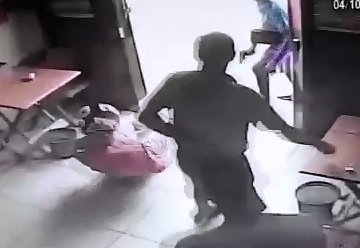 Armed Shop Owner puts a Bullet in the Heart of Man Robbing his Store 