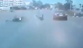 Car Cam catches Motorcyclist Killed Instantly on Camera 
