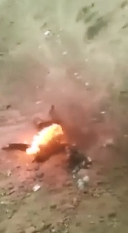 Two ISIS Members are Butchered and Set on Fire by Iraqi Soldiers (Full Video) 