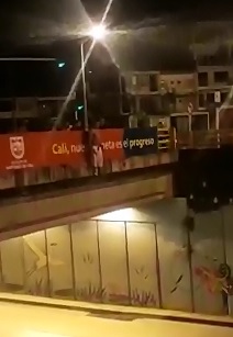 Man says Fuck It and Leaps from Highway Overpass 