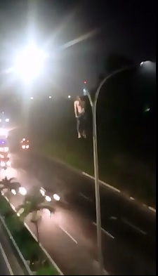 Crazy Suicide caught on Camera....Kills Himself from a Tall Street Light 