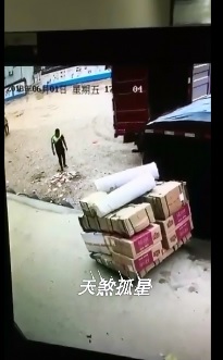 Terrible Truck Driver Crushes Man against Concrete Slab in Work Accident Caught on CCTV  