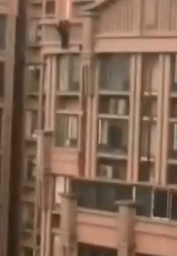 Man Jumps to his Death from his High Rise Apartment 