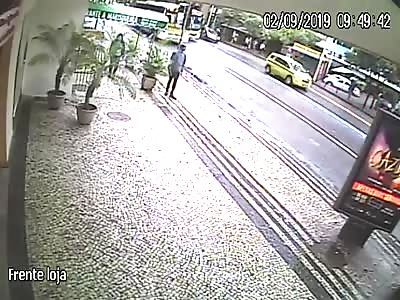 Robber dressed as curb sweeper robs lady