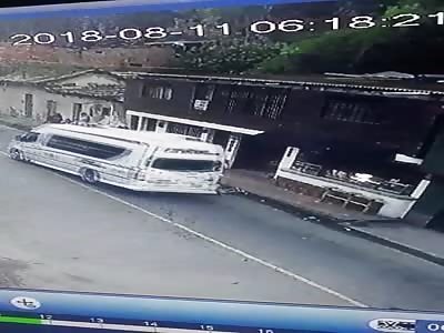 [BETTER QUALITY] Drunk Guy Falls and Gets Head Crushed by Van