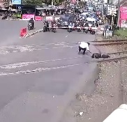 Guy Tries to Save Suicidal Man but Was Too Late 