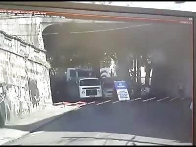 Man dies after a rock falls on his head - cctv