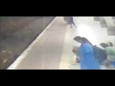Man commits suicide in the train station (New) 