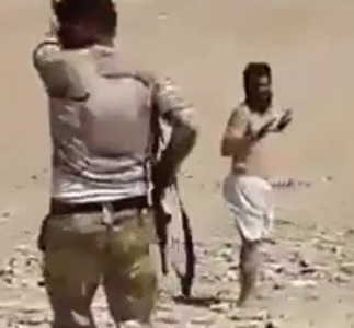 Iraqi Soldiers Execute Two Members of DAESH in Desert