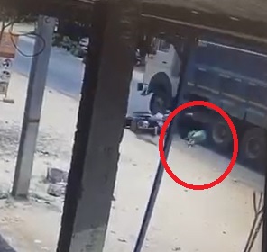 Two Girls HORRIFICALLY Crushed by Truck (Action Video CCTV)