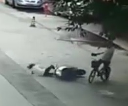 Crazy man with Butcher Knife Kills a Girl on a Bike