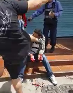 Thief Stabbed in the Head and Killed with a Brutal Kick