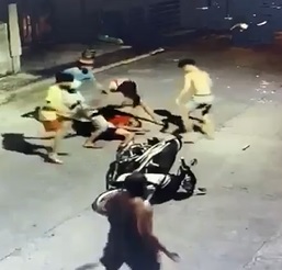 Good Samaritan Swarmed by Gang Like Cockroaches & Beaten.