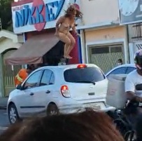 Deranged Naked Bitch Twerking on Moving Car. (3 Vids)