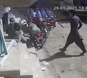 A Robber Shoots a Citizen in Pakistan.