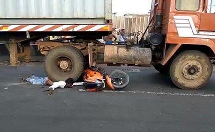 The Body of the Motorcyclist Remains Crushed by a Huge Truck (Watch Till the End)