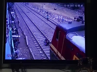 Depressive man threw himself on the train lines in India