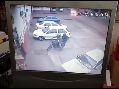 STORE OWNER REACTS ASSAULT AND HURTS THIEVES