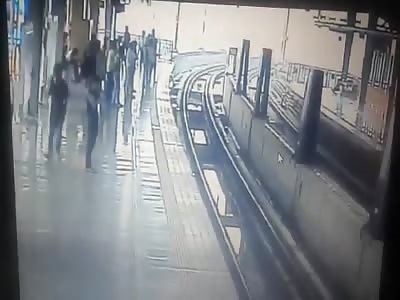 22-YEAR-OLD BOY COMMITS SUICIDE BY JUMPING IN FRONT OF METRO