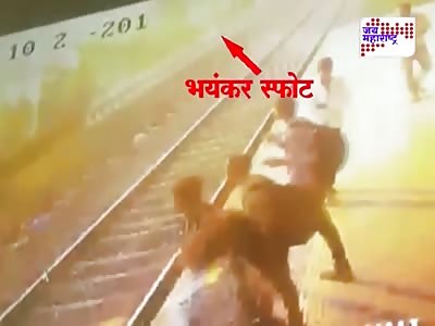 MAN ELECTROCUTED AT TRAIN STATION, PASSENGERS TO JUMP OUT OF THE TRAIN