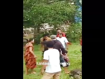 NO MERCY: WATCH THIS THIEF BEING BEATEN TO DEATH BY ANGRY MOB (FULL VIDEO)