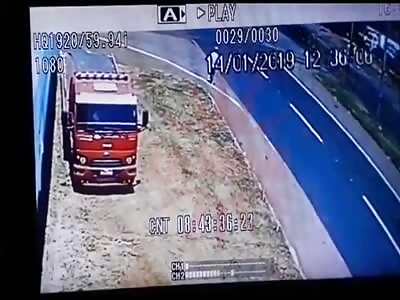 MAN COMMITS SUICIDE JUMPING IN FRONT OF A TRUCK