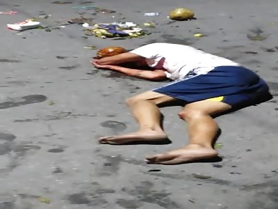 Thief beaten and thrown in the middle of the street