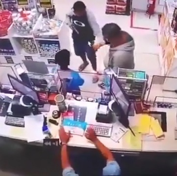 WANNABE THIEF ENDS UP GETTING BEATEN UT BY STORE CLERCK